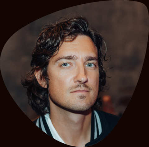 Niko, Frontmann & Stimme, Mischung aus Jay-Z und Frank Sinatra.